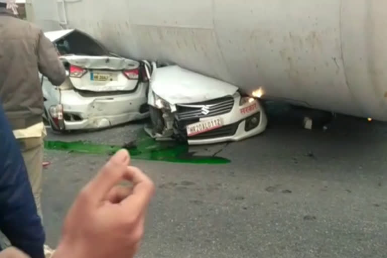 tanker overturned on two cars in sewani