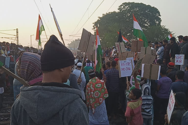 protest against CAA and NRC, Rail bolcked at Haldia-Panshkura