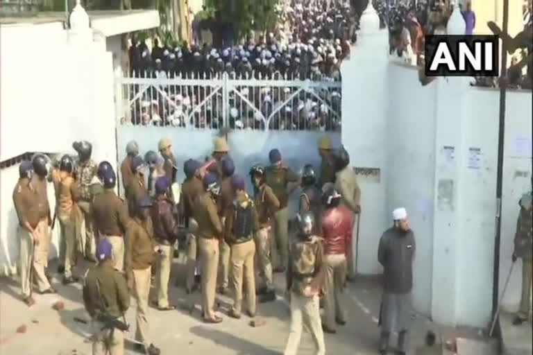 Protest erupts at Lucknow's Nadwa College against CAA പൗരത്വ ഭേദഗതി നിയമം; ജാമിയ മിലിയക്ക് പിന്നാലെ ലക്‌നൗവിലെ നദ്‌വ അറബിക് കോളജിലും വിദ്യാർഥി പ്രതിഷേധം ജാമിയ മിലിയ സംഘർഷം പൗരത്വ ഭേദഗതി നിയമം;