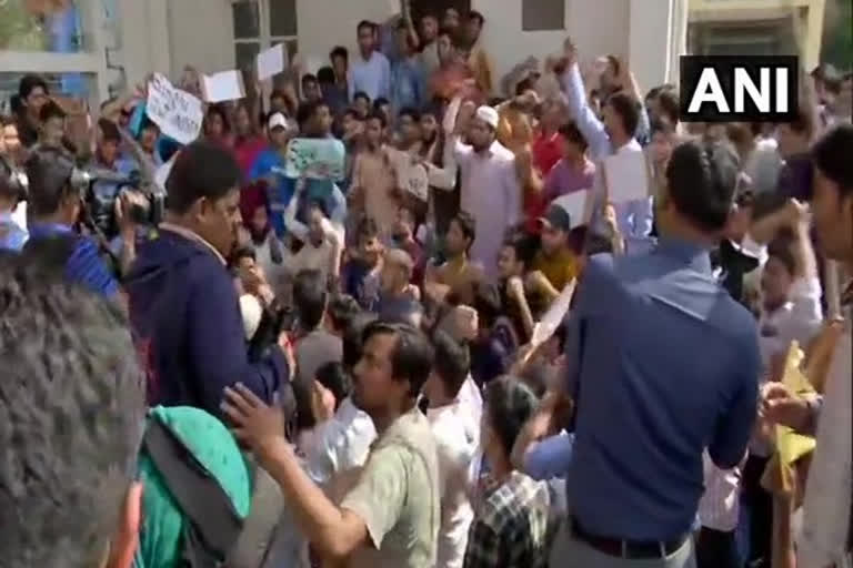 Hyderabad: Protests erupt at Maulana Azad National Urdu University against CAA  ജാമിയ മില്ലിയക്കും അലിഗഡ് മുസ്‌ലിം യൂണിവേഴ്‌സിറ്റിക്കും ഐക്യദാർഡ്യം പ്രഖ്യാപിച്ച് മൗലാന ആസാദ് ദേശീയ ഉറുദു സർവകലാശാല  Maulana Azad National Urdu University against CAA