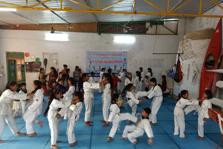 Girls are taking self defense training