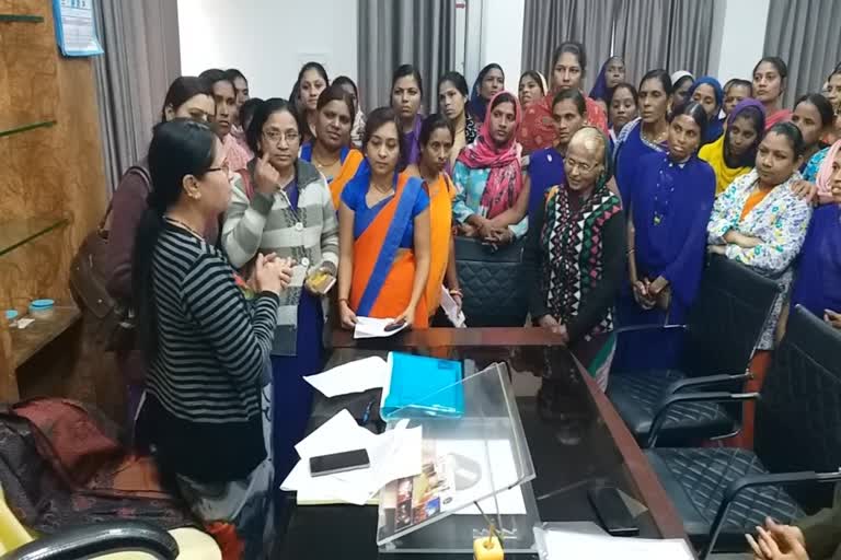 ASHA workers demanded an apology from the health worker in khargone