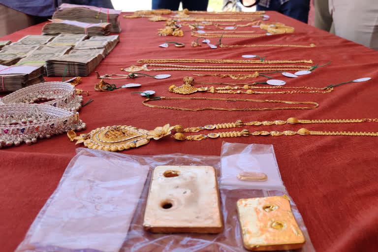 smuggling_gold_cash_seized_in Ramanathapuram