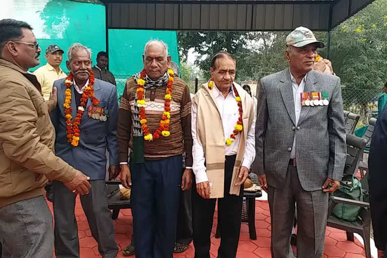 Ex-armymen honored on Victory Day