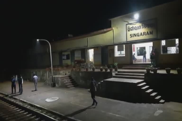 jagdalpur-raurkela express, jagdalpur-raurkela express stuck, train stops for 2 hours, singaram station of koraput, defect in engine, ଜଗଦଲପୁର-ରାଉରକେଲା ଏକ୍ସପ୍ରେସ, ହୀରାଖଣ୍ଡ ଏକ୍ସପ୍ରେସ, 2 ଘଣ୍ଟା ଅଟକିଲା ଟ୍ରେନ, ଇଞ୍ଜିନ ଖରାପ ଯୋଗୁଁ ଅଟକିଲା ଟ୍ରେନ