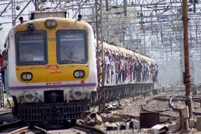 Mumbai  22 year old woman dies after falling off local train  local train  വന്‍ തിരക്ക്  ലോക്കൽ ട്രെയിനിൽ നിന്നും വീണ് യുവതി മരിച്ചു