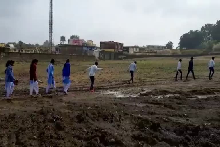 Children in trouble due to mud on road of Mehdwani's model school in dindori