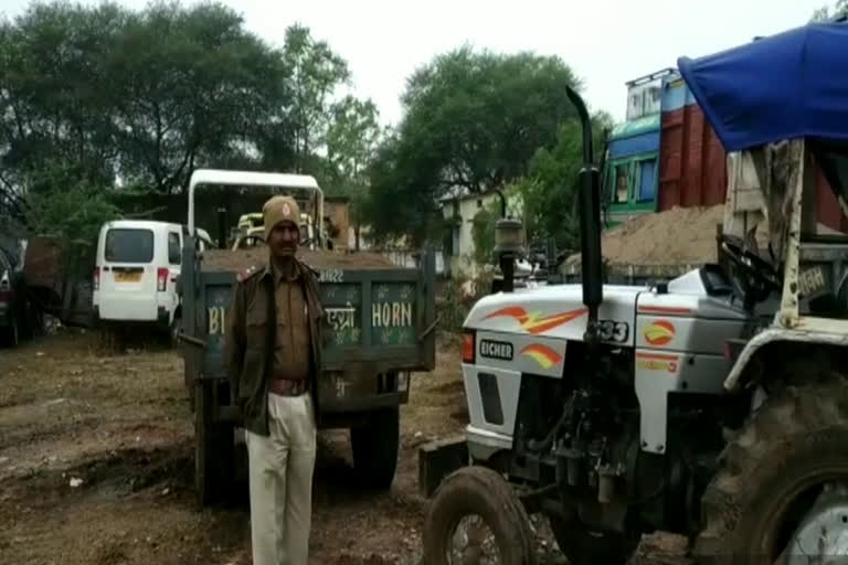 3 tractor filled with illegal sand seized