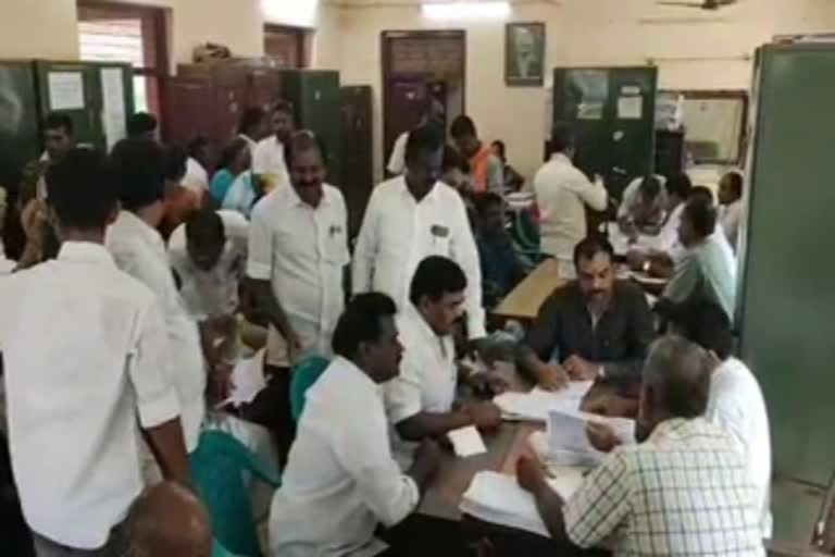 அதிமுக அமமுகவினர் இடையே தள்ளுமுள்ளு, scuffle between admk ammk