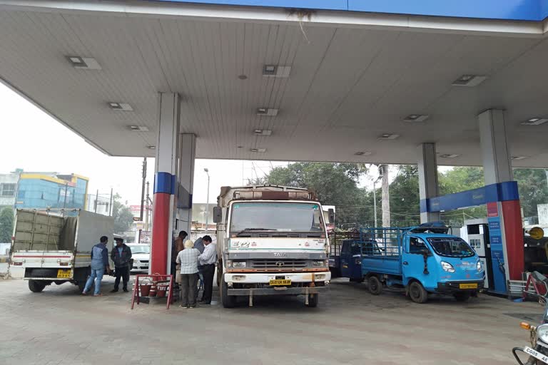 Petrol pump  owner upset with government borrowing in dhamtari