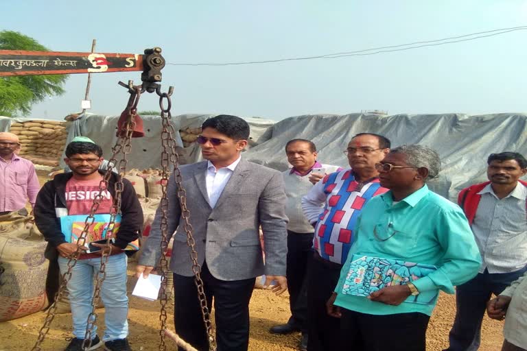 Secretary in-charge inspected paddy buying centers in Balodabazar