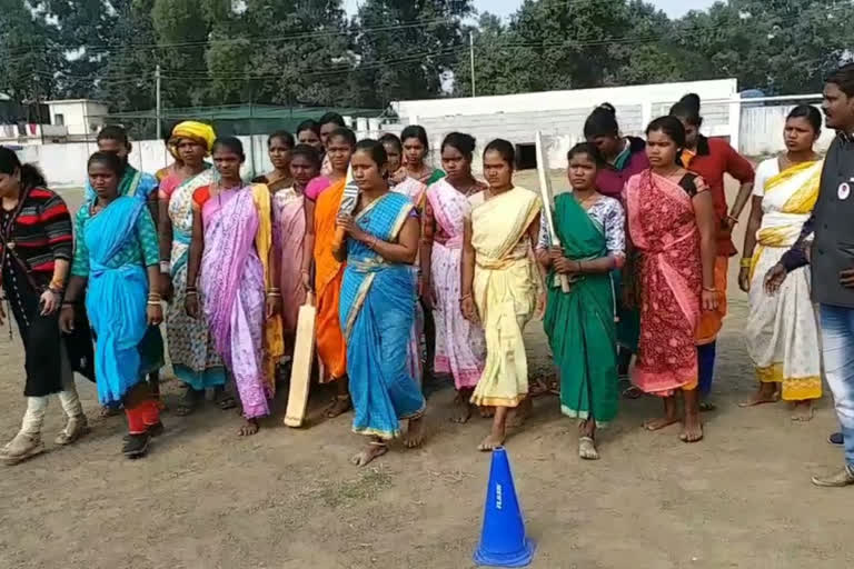 TRIBAL WOMEN PLAYED CRICKET IN CULTURAL DRESS IN MANDLA madhyapradesh