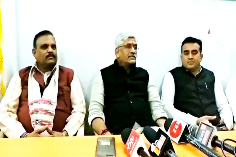 shekhawat addressed a press conference in dungarpur, मंत्री गजेंद्र सिंह शेखावत की प्रेस वार्ता