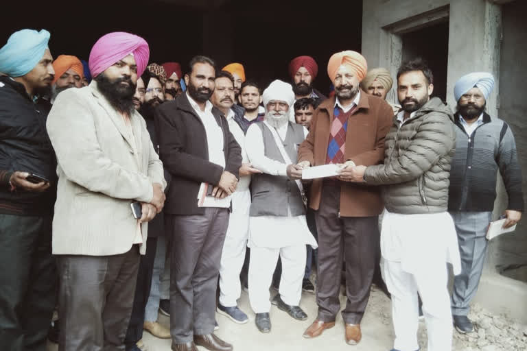 Health ministry gave 4 lac rupees cheque to village panchayat