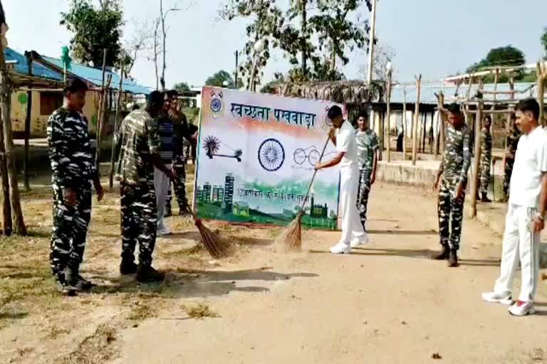 CRPF जवानों ने हथियार की जगह थामा झाडू