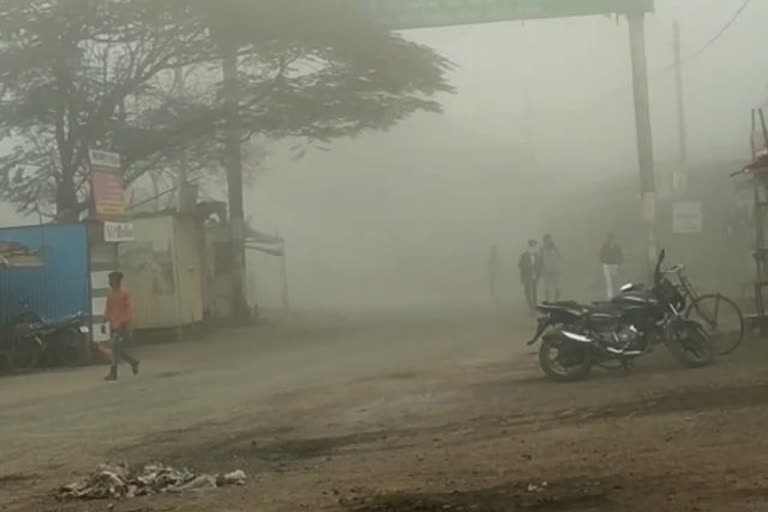 heavy-fog-in-hatpiplya-dewas-chill-people-from-cold