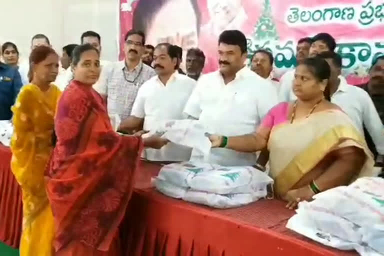 minister talasani distributed Christmas gift in sanath nagar