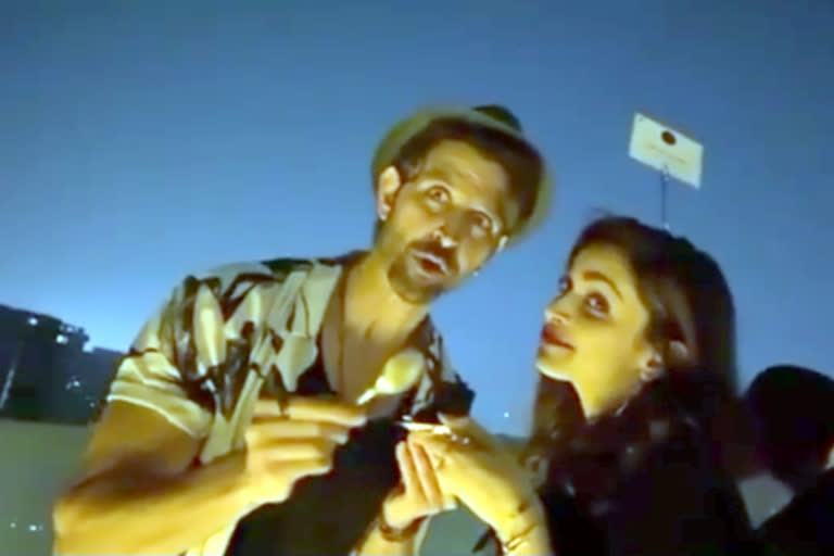 Hrithik feeds Deepika Padukone chocolate cake