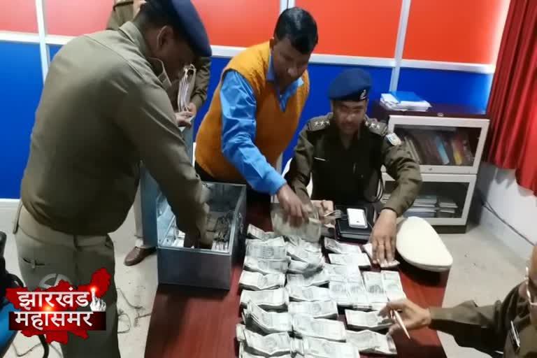 झारखंड विधानसभा चुनाव के अंतिम दौर में पुलिस को एक बड़ी सफलता हाथ लगी है. पुलिस ने पाकुड़ के मुफ्फसिल थाना क्षेत्र के शहबाजपुर गांव से गुप्त सूचना के आधार पर 44 लाख रुपए नगद की बरामदगी की है. पुलिस के अनुसार जब्त रुपए को मतदाताओं के बीच बांटे जान थे.