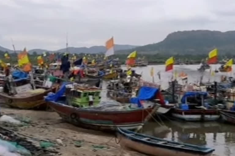 raigad-district-holds-billions-of-diesel-returns-of-fishermen