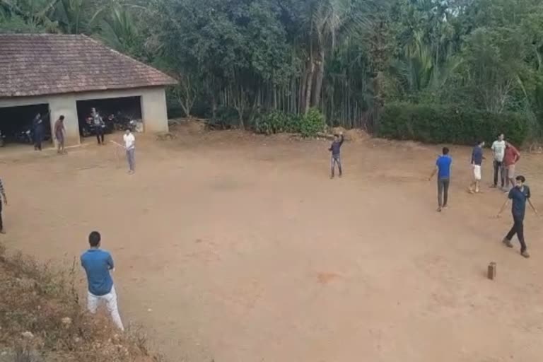 ಕ್ರಿಕೆಟ್​ ಆಡಿದ ಸಂಸದ ತೇಜಸ್ವಿ ಸೂರ್ಯ,  MP tejasvi surya played cricket with boys in chikkamagaluru