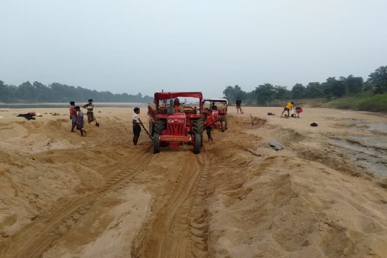 बालू ढुलाई धड़ल्ले से जारी, लोगों को धरपकड़ का डर दिखाकर मोटी रकम वसूल रहे कारोबारी