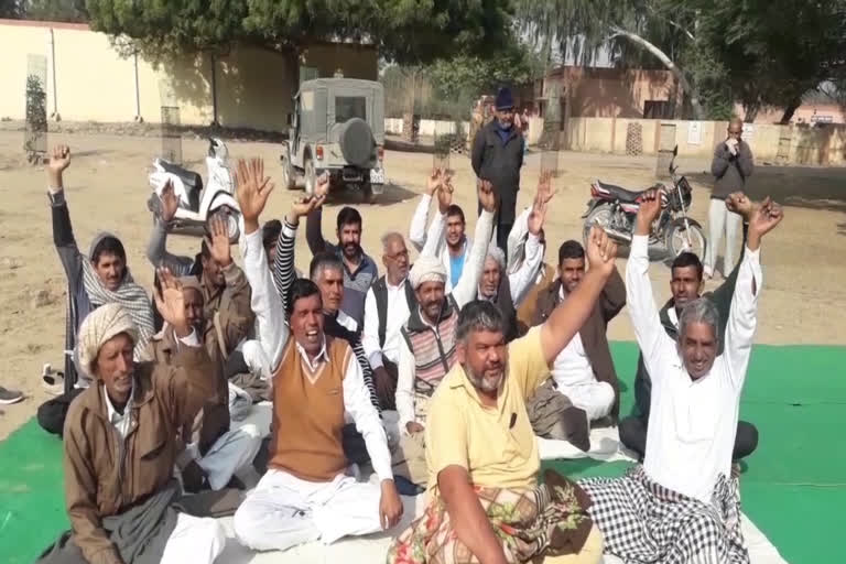 सूरतगढ़ श्रीगंगानगर न्यूज, surat sriganganagar news, एसडीएम कार्यालय के समक्ष धरना, strike in front of SDM office, किसान कर रहे धरना