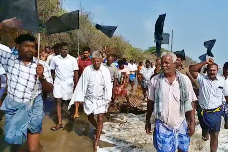 மீனவர்கள் கடலில் கருப்புக் கொடியுடன் ஆர்ப்பட்டம்  nagai fishermen protest