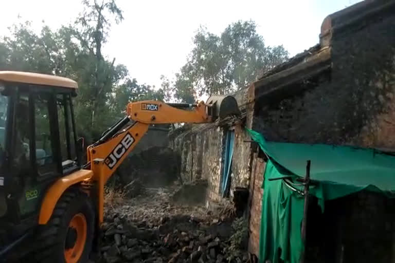 Bulldozers on government buildings in Dewas