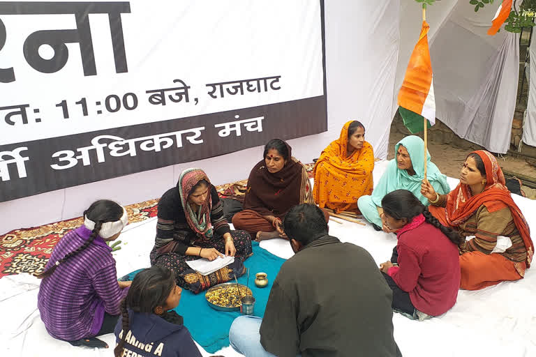 Hindu refugee from Pakistan in support of CAA prayed at the protest site