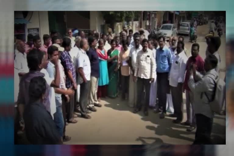 Traders demonstration at Mayiladuthurai