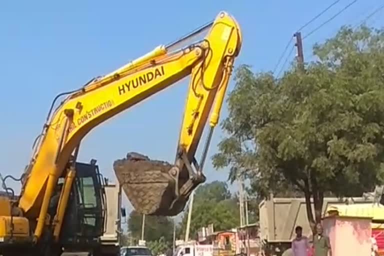 electricity-pole-on-a-road-latur-umrga