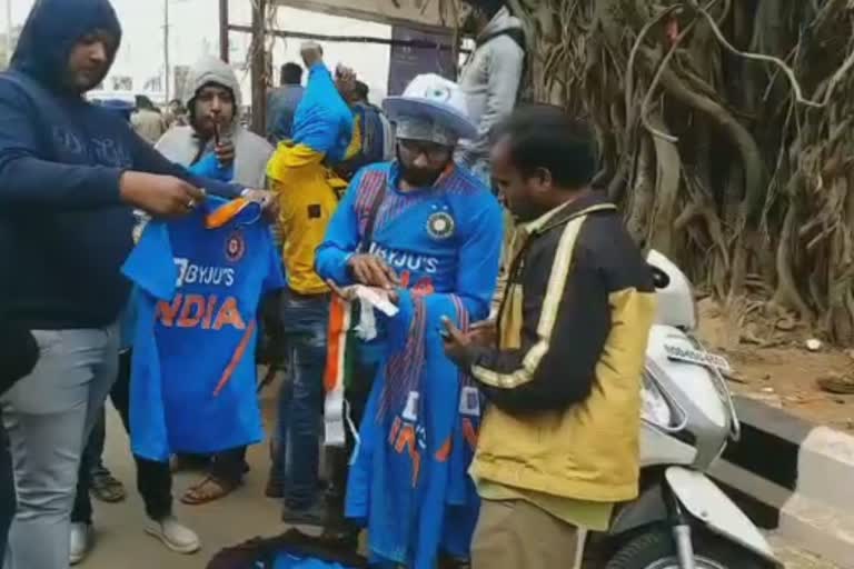 hawkers selling jersey and national flag, barabati stadium, indian west indies match,  ବାରବାଟୀ ବାହାରେ ବେପାରୀ, ବାରବାଟୀ ଦିନିକିଆ, କଟକ ମ୍ୟାଚ