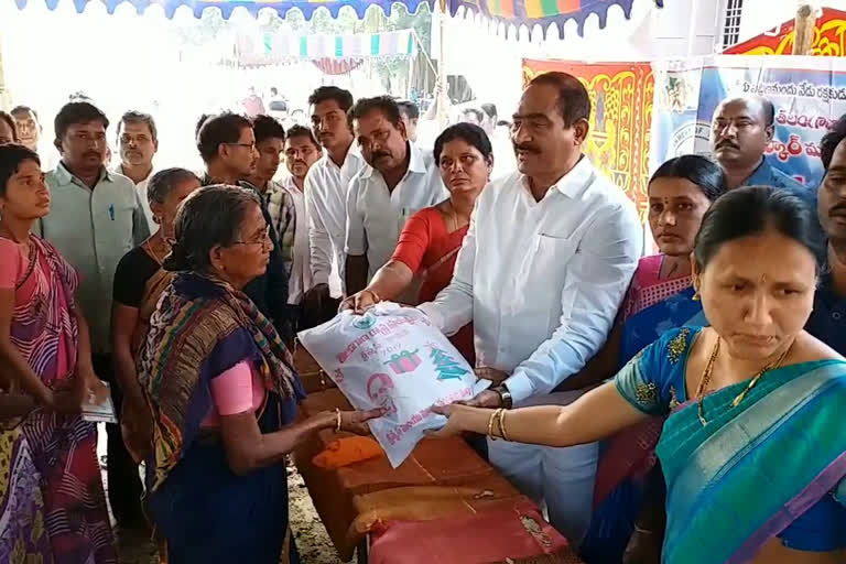 Christmas gifts distribution