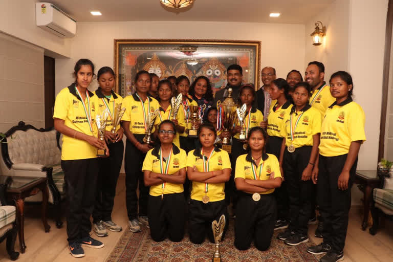 central minister dharmendra pradhan, dharmendra pradhan meets the blind women cricket team, odisha blind women cricket team, ଓଡ଼ିଶା ଦୃଷ୍ଟିହୀନ ମହିଳା କ୍ରିକେଟ ଟିମ, ଦୃଷ୍ଟିହୀନ ମହିଳା କ୍ରିକେଟ ଟିମକୁ ଧର୍ମେନ୍ଦ୍ର ପ୍ରଧାନଙ୍କ ଶୁଭେଚ୍ଛା