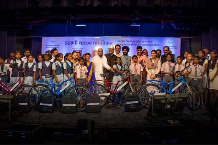 600-cycles-and-school-bags-to-students