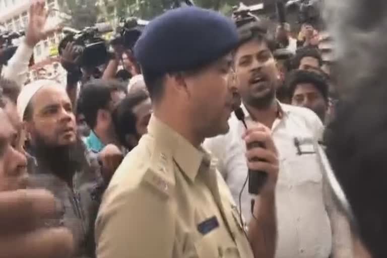 bengaluru dcp sings national anthem during caa protest