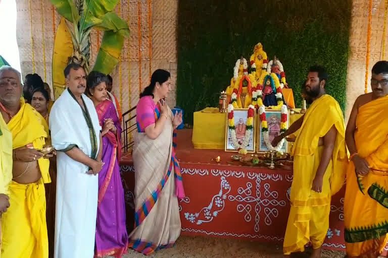 telangana tribal welfare minister satyavathi rathode participated in athirudra yagam in hanmakonda