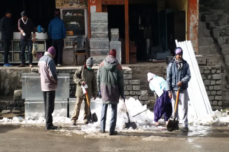 snow in Reckong Peo market