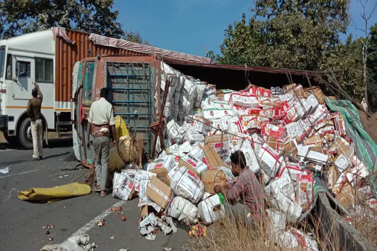 uncontrolled-truck-full-of-apples-overturned-in-chhindwara