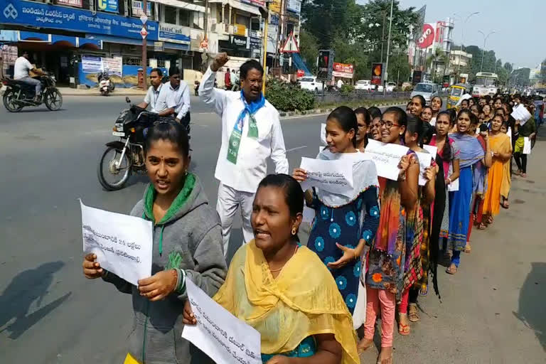 హత్యాచార నిందితులకు వెంటనే శిక్షలు విధించాలి : విద్యార్థినిలు