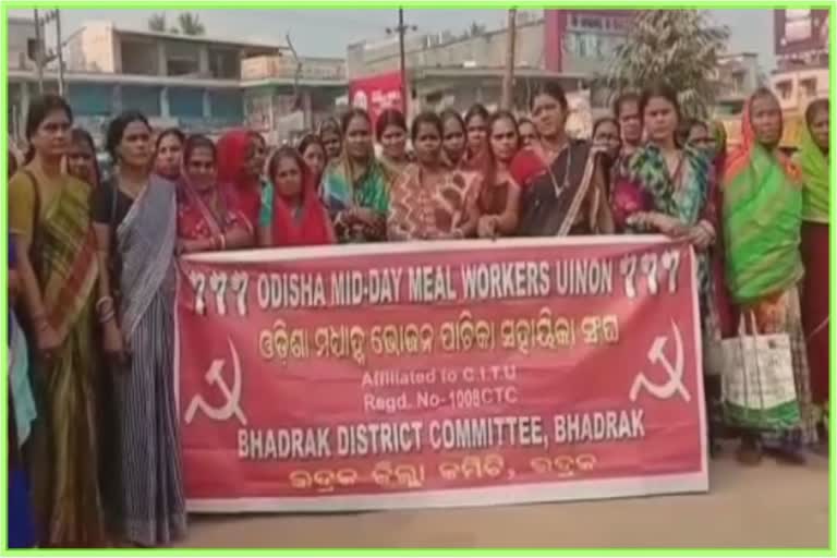 midday-meal-workers-protest-in-front-of-bhadrak-collectorate