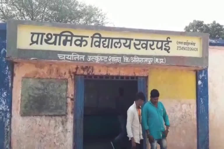 the-dilapidated-condition-of-primary-school-of-kharpai-village-in-alirajpur