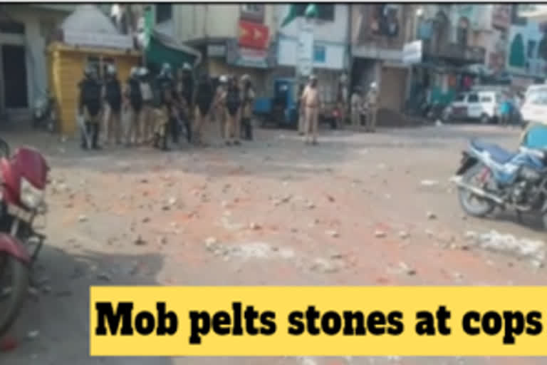 Guj: Mob pelts stones at cops shooting video outside mosque