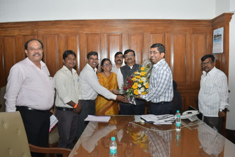 Sanjay Raut visited office of municipality for demands of the teachers in Subsidized schools