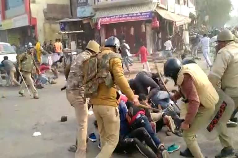 Lathi charge during a protest against the CA in Hapur