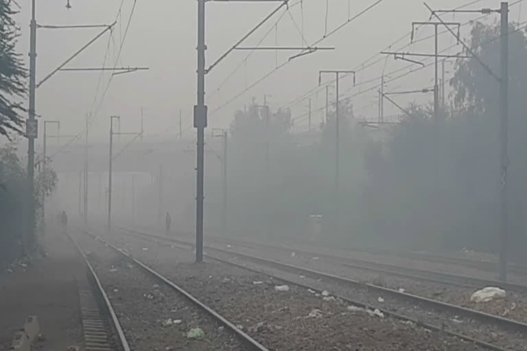 Fog havoc in the capital, trains slow down