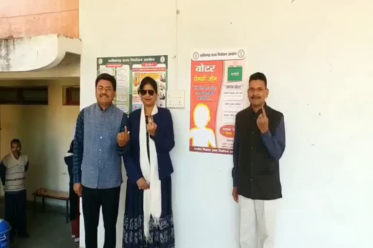 Collector Avnish Sharan voted in kawardha