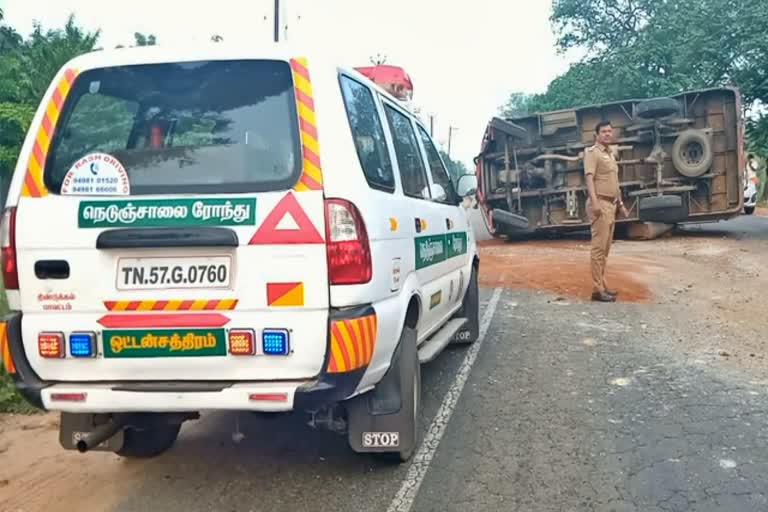 dindigul mini van accident news  iyappa devotees van accident in dindigul  ஐயப்ப பக்தர்கள் சென்ற வாகனம் கவிழ்ந்து விபத்து  15 பேர் காயம்