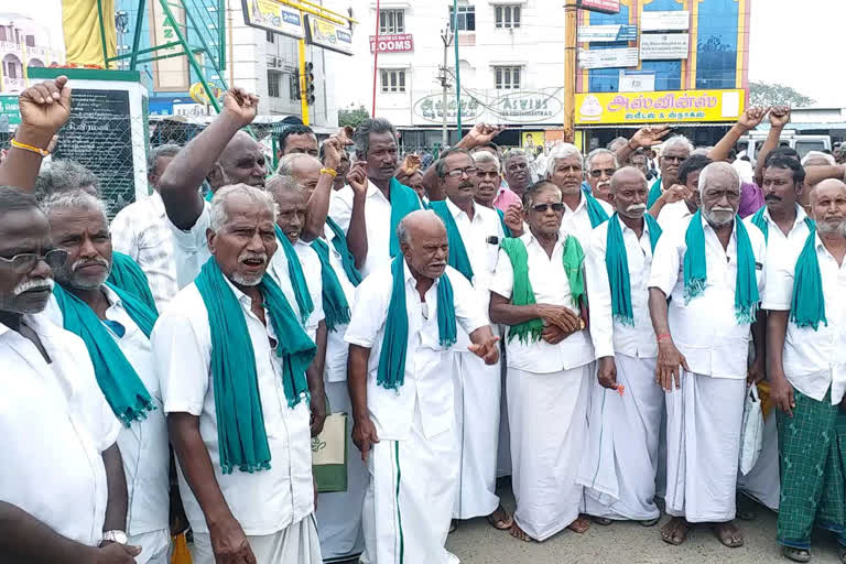 farmers protest  perambalur farmers protest  கரும்பு அரவை பருவத்திற்கான பாக்கி தொகையை தர விவசாயிகள் கோரிக்கை